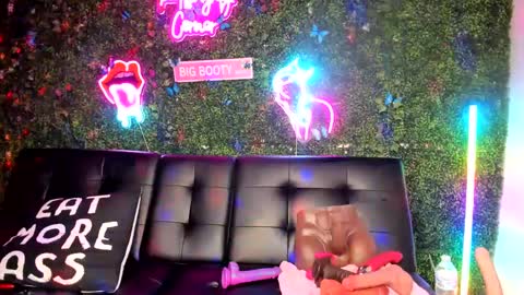 Snapshot of bigbuttsarena chatting on 15, 12, 2024 bigbuttsarena online show from 15, 12, 2024