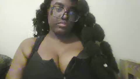 Snapshot of blackqueennie chatting on 18, 11, 2025 blackqueennie online show from 18, 11, 2025