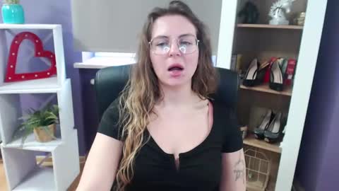 Z O E Y online show from 5, 3, 2025