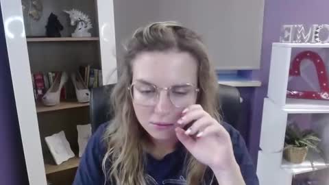 Z O E Y online show from 16, 9, 2025