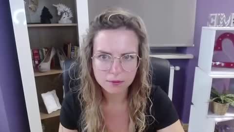 Z O E Y online show from 22, 9, 2025