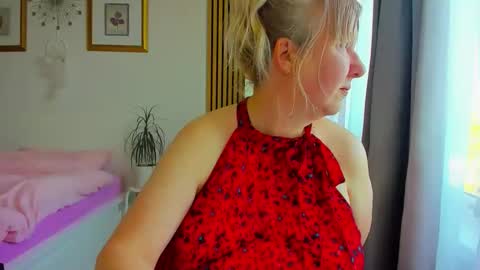 Snapshot of blonde_angel20 chatting on 15, 5, 2026 Nicole online show from 15, 5, 2026