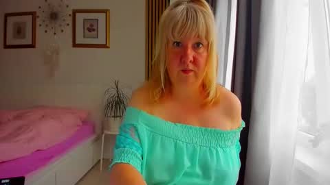 Snapshot of blonde_angel20 chatting on 21, 5, 2026 Nicole online show from 21, 5, 2026