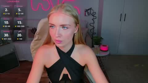 Snapshot of blonde_vibe chatting on 27, 5, 2026 Nessa online show from 27, 5, 2026