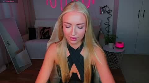 Snapshot of blonde_vibe chatting on 25, 6, 2026 Nessa online show from 25, 6, 2026