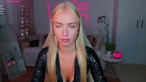 Snapshot of blonde_vibe chatting on 7, 8, 2026 Nessa online show from 7, 8, 2026
