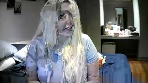 Snapshot of blondedolltia chatting on 10, 10, 2025 blondedolltia online show from 10, 10, 2025