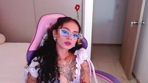 Snapshot of bluee_v chatting on 22, 6, 2026 Im Abril .. Nice to meet you thumb up me please its important INDEPENDENT MODEL online show from 22, 6, 2026