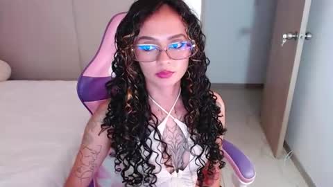 Snapshot of bluee_v chatting on 25, 6, 2026 Im Abril .. Nice to meet you thumb up me please its important INDEPENDENT MODEL online show from 25, 6, 2026