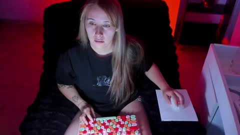 Bonnie Help me reach 500 likes online show from 16, 11, 2025