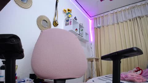 Soffy Brooks Independent model online show from 1, 2, 2025