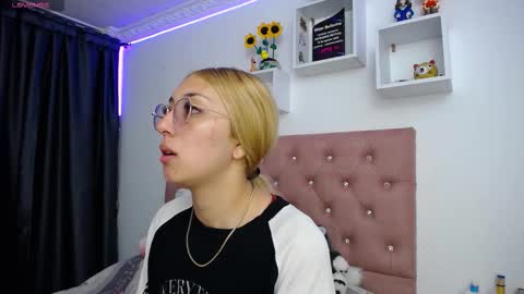 Soffy Brooks Independent model online show from 27, 9, 2025