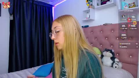 Soffy Brooks Independent model online show from 20, 11, 2025