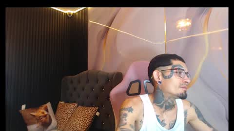 Snapshot of boy_tatto77 chatting on 19, 5, 2026 boy_tatto77 online show from 19, 5, 2026
