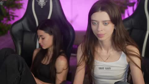 Snapshot of bright_diamonds_054 chatting on 10, 4, 2026 Diamonds Girls online show from 10, 4, 2026