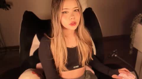 Nat  Independent model  Please help me to reach 200 thumbs up online show from 4, 3, 2026