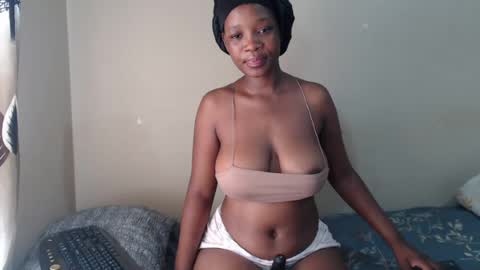 Snapshot of bustybunny_ chatting on 24, 7, 2026 bustybunny_ online show from 24, 7, 2026
