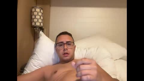 Snapshot of caliguyweo chatting on 23, 10, 2025 caliguyweo online show from 23, 10, 2025