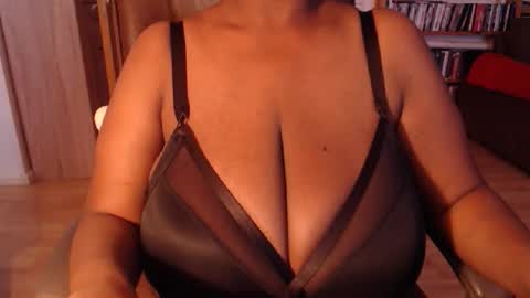 Snapshot of camil2020sweet chatting on 4, 10, 2025 camil online show from 4, 10, 2025