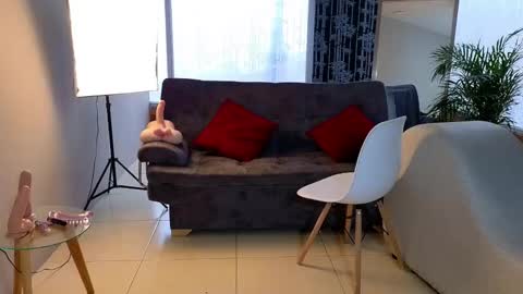 Snapshot of camil_milfdream chatting on 5, 1, 2025 Camil online show from 5, 1, 2025