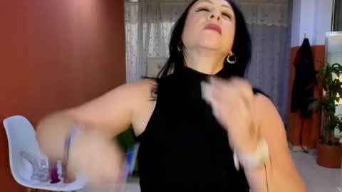 Snapshot of camil_milfdream chatting on 6, 10, 2025 Camil online show from 6, 10, 2025