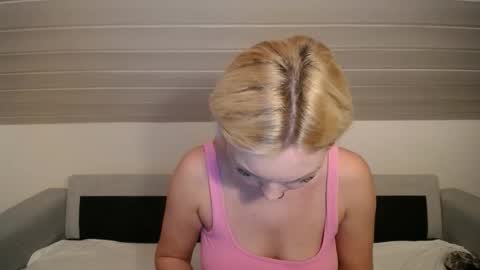 Snapshot of candycathc chatting on 14, 12, 2025 candycathc online show from 14, 12, 2025