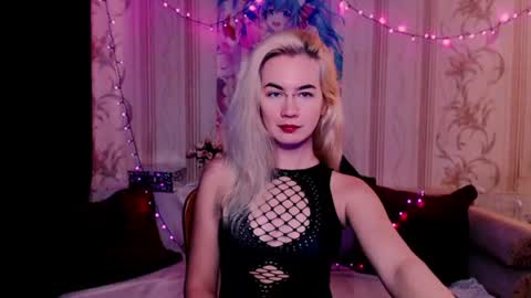 Snapshot of carinfox chatting on 7, 7, 2026 Carin online show from 7, 7, 2026