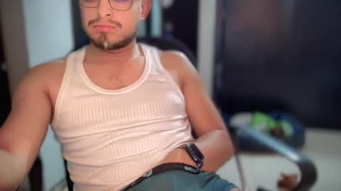 Snapshot of carlcarlinches4 chatting on 5, 3, 2025 carlcarlinches4 online show from 5, 3, 2025