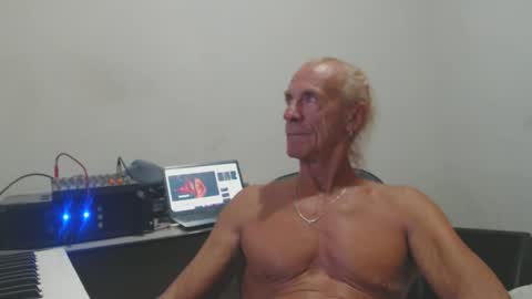Snapshot of carlos2557 chatting on 20, 4, 2026 carlos online show from 20, 4, 2026