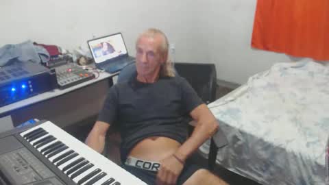 Snapshot of carlos2557 chatting on 4, 5, 2026 carlos online show from 4, 5, 2026