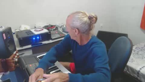 Snapshot of carlos2557 chatting on 2, 6, 2026 carlos online show from 2, 6, 2026