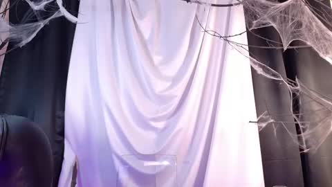 Snapshot of cathmellow_ chatting on 31, 10, 2025 CATH online show from 31, 10, 2025