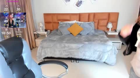 catti_brie_ online show from 8, 11, 2025