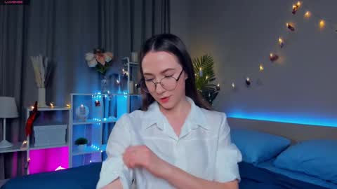 Josie Manesi online show from 6, 3, 2025