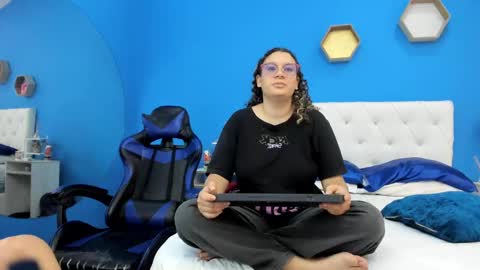 Charles y Elara online show from 5, 3, 2025