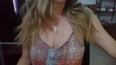 Snapshot of charlot_ponze chatting on 4, 5, 2026 charlott online show from 4, 5, 2026