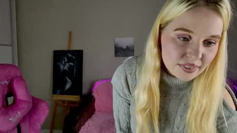 Snapshot of charming_cutie_ chatting on 12, 9, 2025 charming_cutie_ online show from 12, 9, 2025