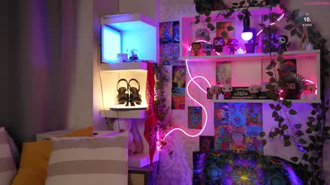 Snapshot of charmings_054 chatting on 13, 12, 2024 Belle and Miley online show from 13, 12, 2024