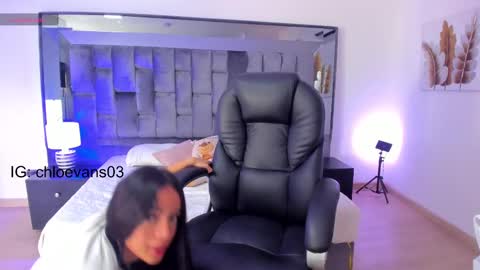 Snapshot of chloe__evans_ chatting on 4, 3, 2025 Chloe online show from 4, 3, 2025