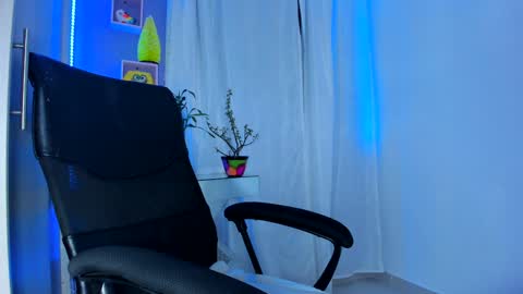 Chloe Miller  online show from 25, 12, 2024