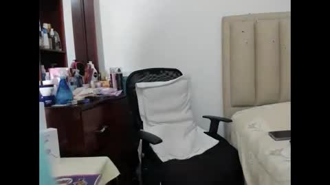 Snapshot of chloemiller__ chatting on 2, 1, 2025 chloemiller online show from 2, 1, 2025