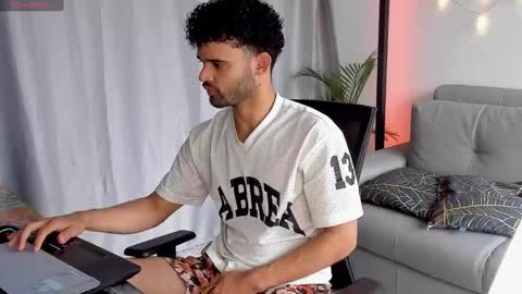 Im Chirs IM MODEL INDEPENDT online show from 26, 2, 2025