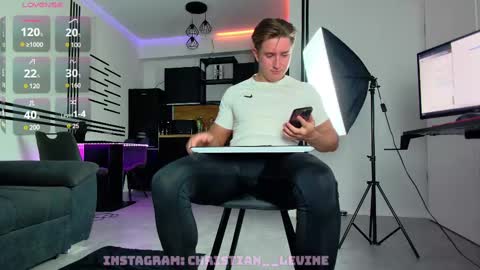 Snapshot of christianlevine_ chatting on 9, 2, 2025 UPVOTE ME ------ ILL DO SOMETHING FOR FREE online show from 9, 2, 2025