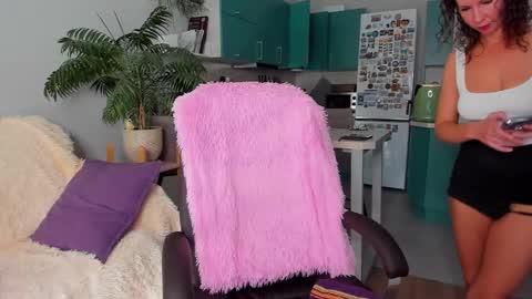 Snapshot of christina_hot chatting on 8, 9, 2025 Chris online show from 8, 9, 2025