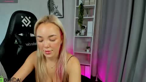 Snapshot of christy_little chatting on 17, 11, 2025 hristy3 online show from 17, 11, 2025