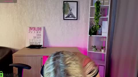 Snapshot of christy_little chatting on 4, 12, 2025 hristy3 online show from 4, 12, 2025