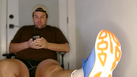 ChubbyGayManBigFeet online show from 24, 5, 2026