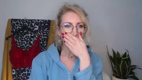 Snapshot of cinderellamoon chatting on 21, 4, 2026 Cinderella online show from 21, 4, 2026