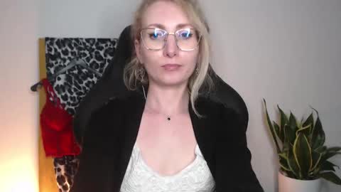 Snapshot of cinderellamoon chatting on 22, 4, 2026 Cinderella online show from 22, 4, 2026