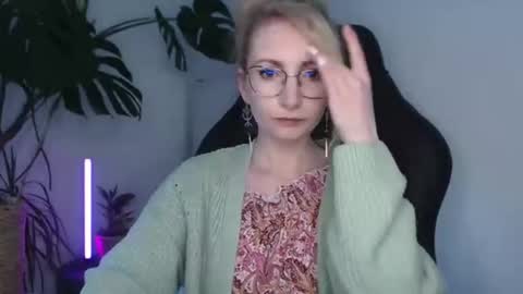 Snapshot of cinderellamoon chatting on 28, 4, 2026 Cinderella online show from 28, 4, 2026